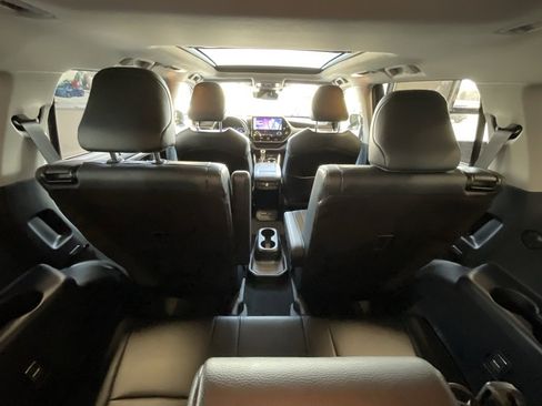 Used 2024 Toyota Highlander Platinum image 24