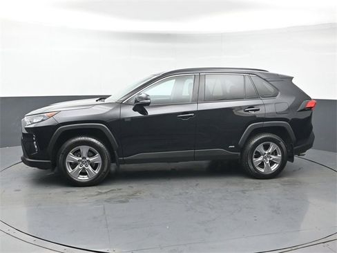 Used 2022 Toyota RAV4 LE image 2