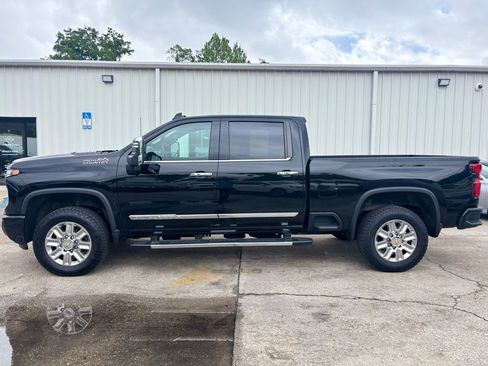 Used 2024 Chevrolet Silverado 2500 High Country w/ Technology Package image 2