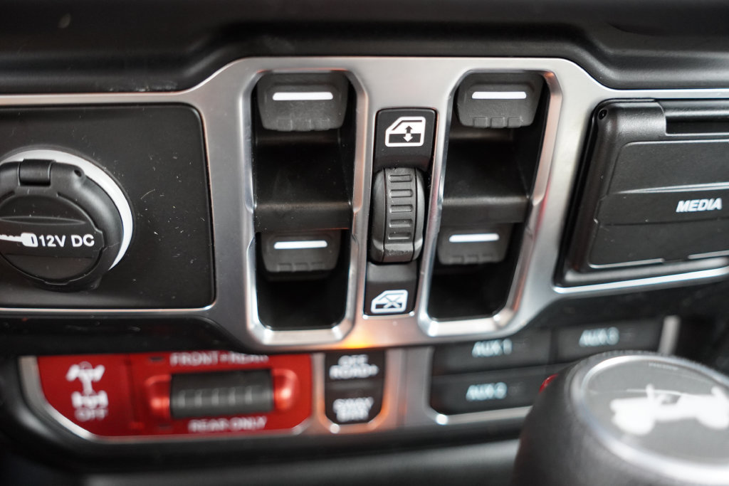 Used 2025 Jeep Wrangler Unlimited Rubicon w/ Convenience Group AWD/4WD image 27