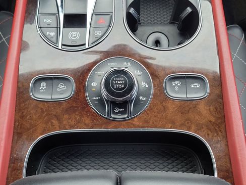 Used 2018 Bentley Bentayga AWD/4WD image 22