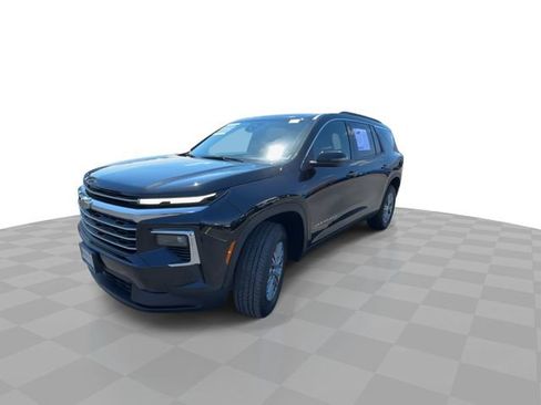 Used 2025 Chevrolet Traverse LT FWD image 4