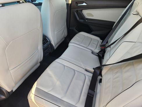 Used 2018 Volkswagen Tiguan SEL Premium image 30