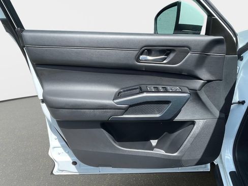 Used 2025 Nissan Pathfinder SL FWD image 19