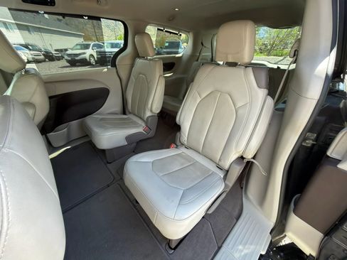 Used 2020 Chrysler Pacifica Touring-L FWD image 26
