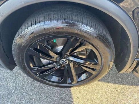 Certified 2023 Volkswagen Tiguan SE R-Line image 28