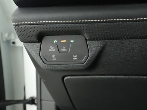 Used 2024 Volkswagen Atlas SE image 24