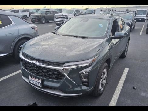 Used 2025 Chevrolet Trax LT FWD image 3