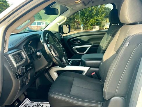 Used 2019 Nissan Titan SV w/ SV Convenience Package RWD image 9
