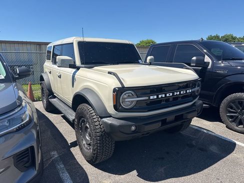 Certified 2025 Ford Bronco Outer Banks w/ Sasquatch Package AWD/4WD image 1