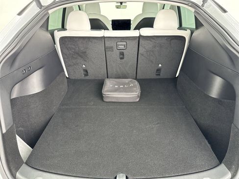 Used 2022 Tesla Model Y Long Range image 39