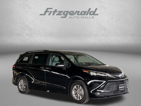 Certified 2025 Toyota Sienna XLE image 1