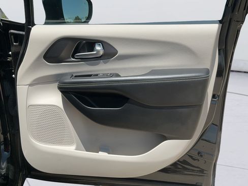 Used 2024 Chrysler Pacifica Touring-L FWD image 10
