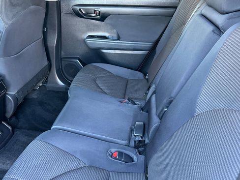 Used 2023 Toyota Highlander LE image 12