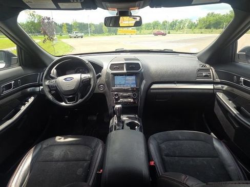 Used 2018 Ford Explorer XLT w/ Equipment Group 202A AWD/4WD image 21
