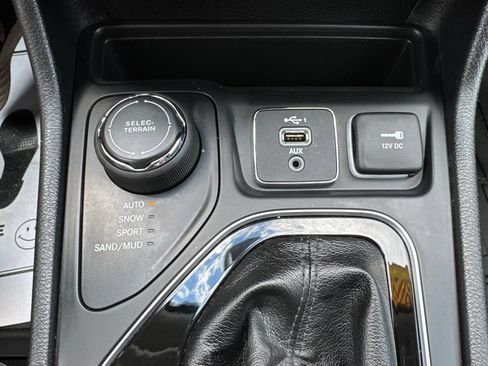 Used 2020 Jeep Cherokee Limited AWD/4WD image 17