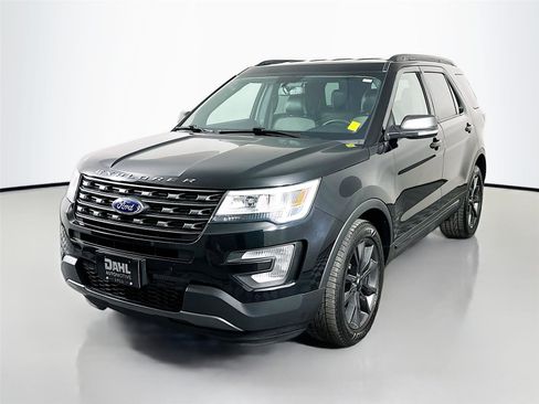 Used 2017 Ford Explorer XLT w/ Equipment Group 202A image 4