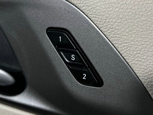 Used 2024 Chrysler Pacifica Touring-L image 15