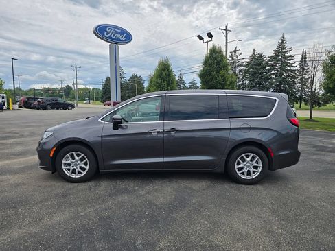 Used 2023 Chrysler Pacifica Touring-L FWD image 2