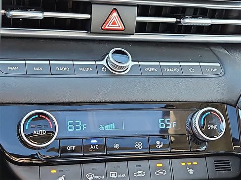 Used 2024 Hyundai Elantra SEL w/ Convenience Package image 16