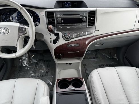 Used 2013 Toyota Sienna XLE image 2