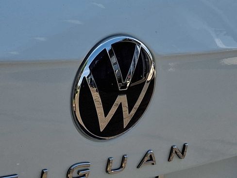 Used 2023 Volkswagen Tiguan SE w/ Panoramic Sunroof Package FWD image 29