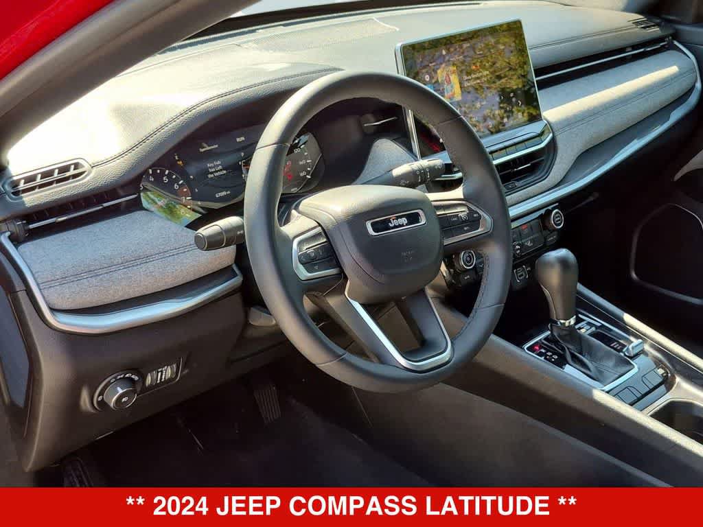 Used 2024 Jeep Compass Latitude AWD/4WD image 2