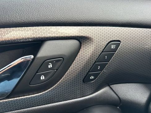 Used 2023 Chevrolet Traverse Premier w/ Redline Edition image 17