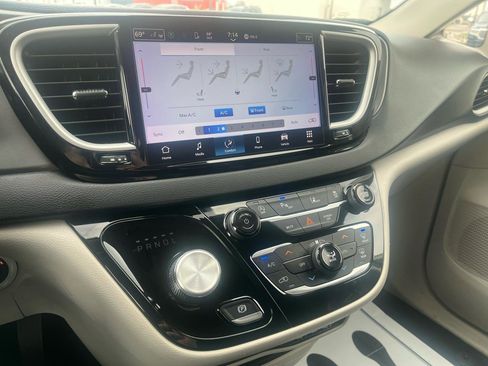 Used 2023 Chrysler Pacifica Touring-L FWD image 18