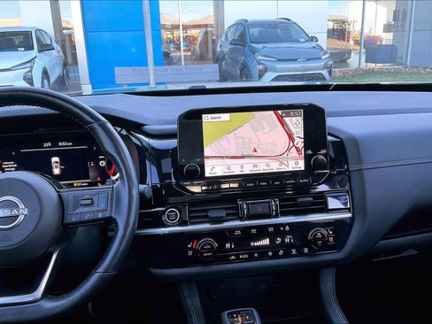 Used 2024 Nissan Pathfinder Platinum image 8