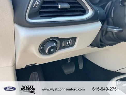 Used 2023 Chrysler Pacifica Touring-L image 30