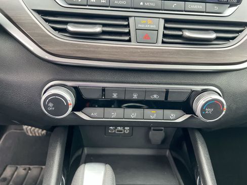 Used 2024 Nissan Altima 2.5 SV FWD image 19