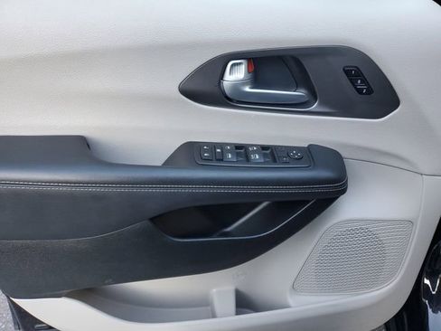 Used 2024 Chrysler Pacifica Touring-L image 16