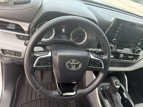 Used 2021 Toyota Highlander LE FWD image 16