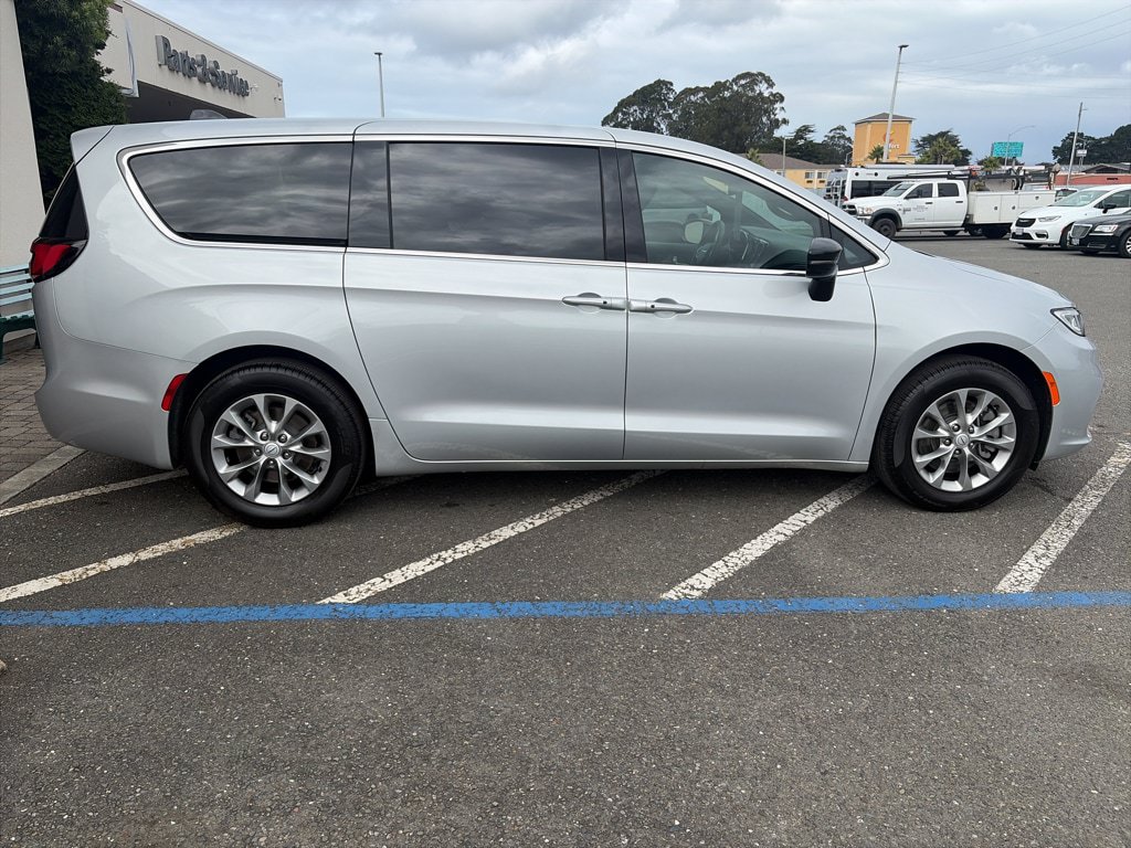 Used 2026 Chrysler Pacifica Select AWD/4WD image 19