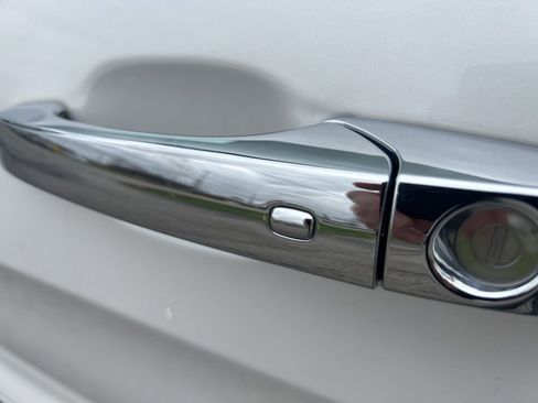 Used 2019 Jeep Grand Cherokee Overland AWD/4WD image 11