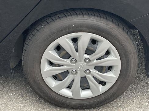 Used 2022 Hyundai Accent SE w/ Cargo Package FWD image 11