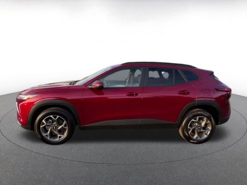 Used 2025 Chevrolet Trax LT w/ LT Convenience Package image 9