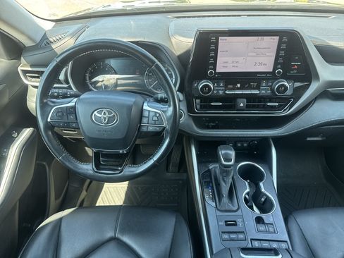 Used 2020 Toyota Highlander XLE AWD/4WD image 11