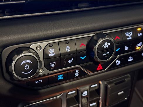 Used 2024 Jeep Wrangler Sahara 4xe w/ Technology Group image 19