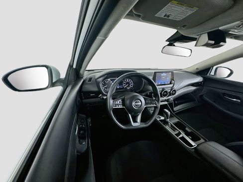 Used 2025 Nissan Sentra SV FWD image 18
