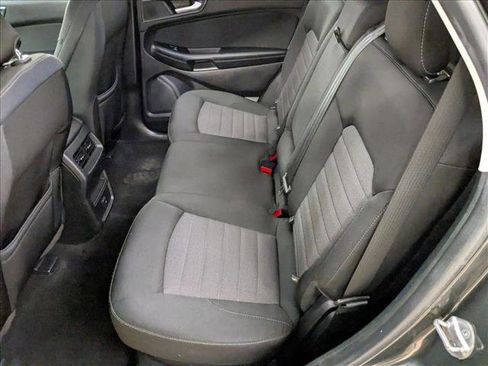 Used 2019 Ford Edge SE image 21