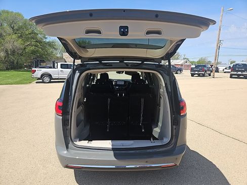 Used 2023 Chrysler Pacifica Touring-L FWD image 5