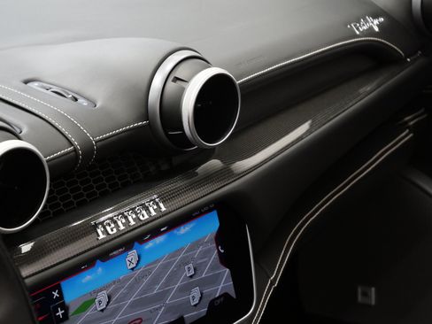 Used 2019 Ferrari Portofino RWD image 30