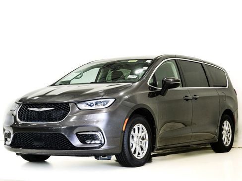 Used 2023 Chrysler Pacifica Touring-L FWD image 3