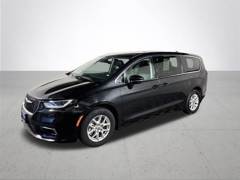 Used 2023 Chrysler Pacifica Touring-L FWD image 2
