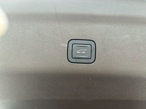 Used 2024 GMC Yukon XL SLT w/ SLT Luxury Package image 16