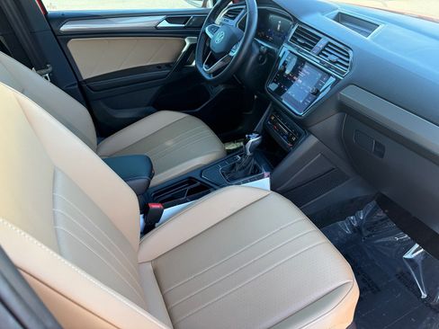 Used 2024 Volkswagen Tiguan SE FWD image 30