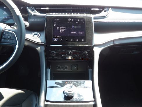 Used 2025 Jeep Grand Cherokee Altitude AWD/4WD image 16