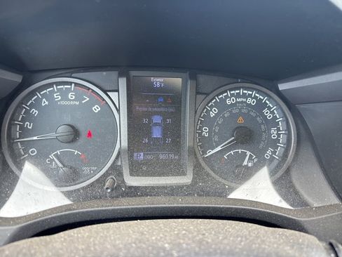 Used 2017 Toyota Tacoma TRD Sport AWD/4WD image 12
